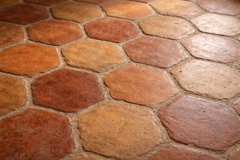 découvrez les tomettes, un carrelage en terre cuite traditionnel alliant authenticité et esthétique pour sublimer vos sols avec charme et caractère.