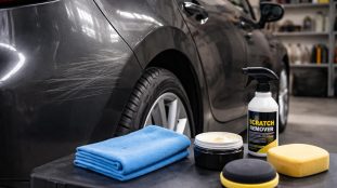 découvrez nos astuces efficaces pour enlever facilement les rayures sur votre voiture et redonnez-lui un aspect impeccable rapidement.