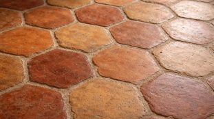 découvrez les tomettes, un carrelage en terre cuite traditionnel alliant authenticité et esthétique pour sublimer vos sols avec charme et caractère.