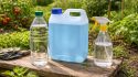 découvrez comment doser correctement le vinaigre blanc et l'adblue pour préparer un désherbant naturel efficace, écologique et économique.