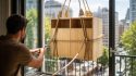 découvrez comment monter un meuble par la fenêtre en toute sécurité en utilisant des cordes. suivez nos conseils pratiques étape par étape pour réussir cette opération délicate sans effort ni dommage.